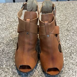 Gorgeous Italian leatherr Cocolico heeled bootie